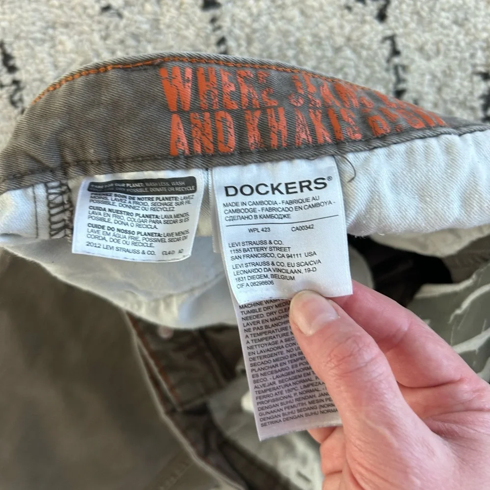 Dockers Slim Tapered Khaki Pants by Levi’s W32 L32